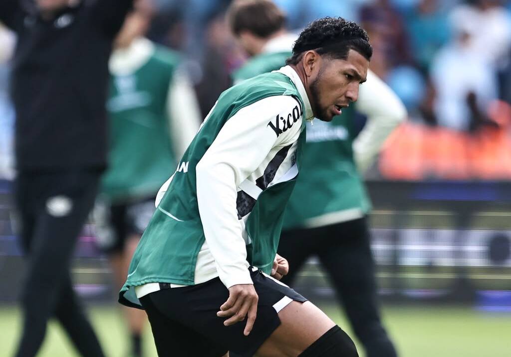 rony-leva-terceiro-amarelo-e-desfalca-santos-contra-o-atletico-mg-na-sul-americana
