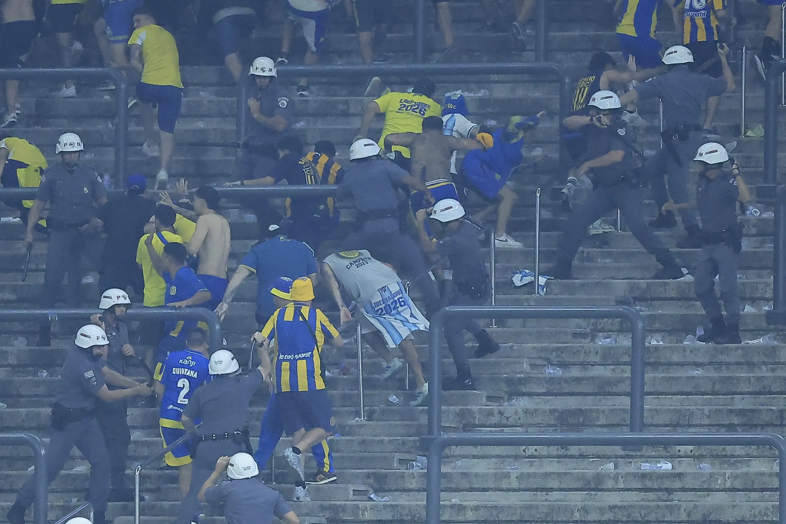 confusao-entre-torcedores-de-corinthians-e-rosario-central-termina-com-nove-detidos