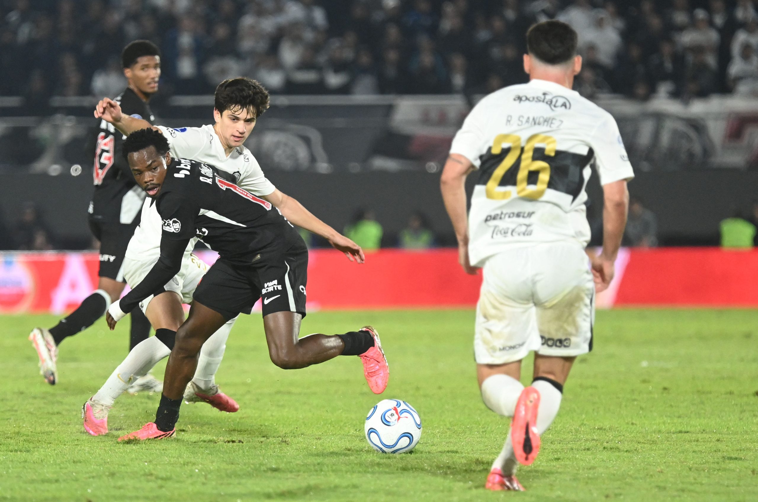 veja-fotos-do-duelo-entre-olimpia-e-vasco-pela-sul-americana