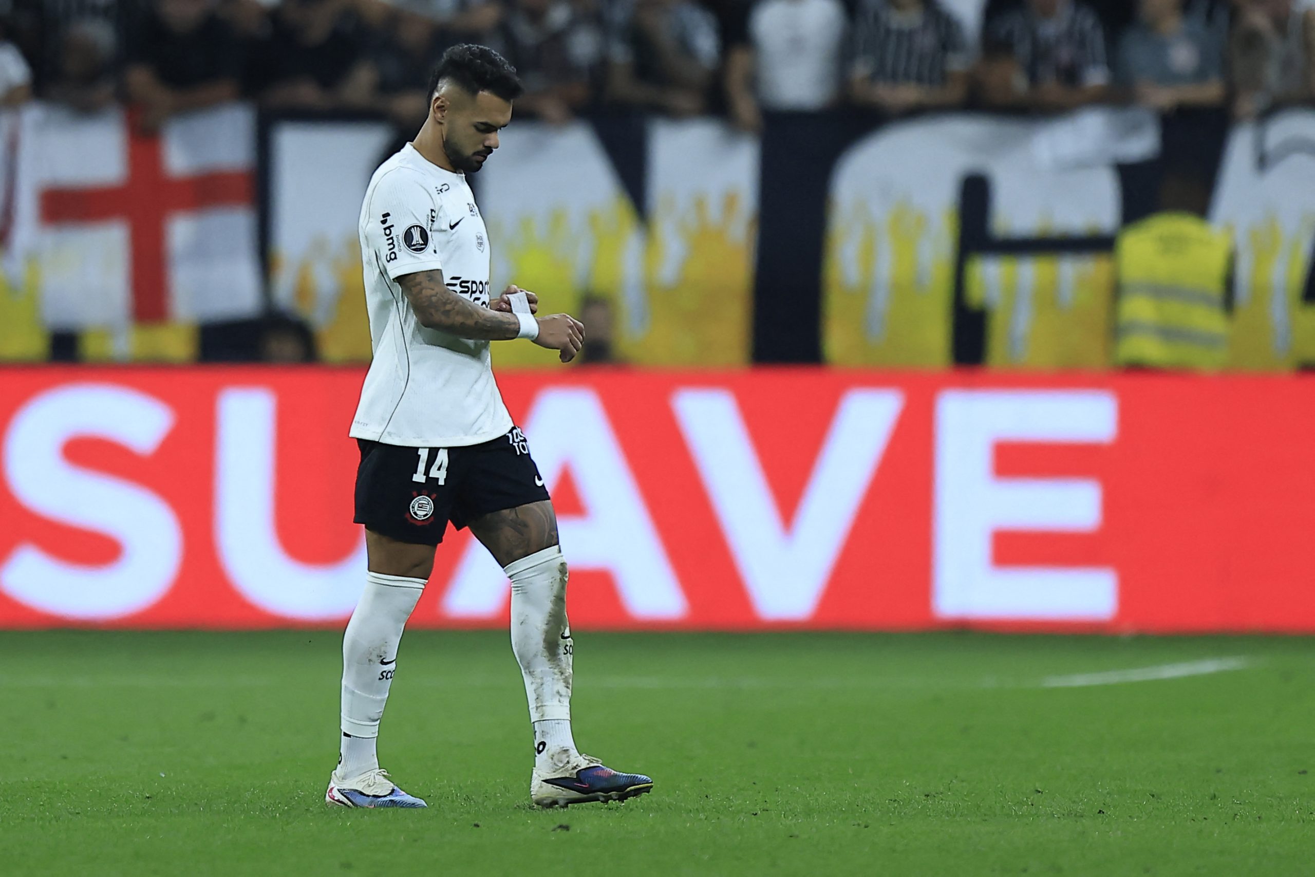 raniele-pede-desculpas-a-torcida-do-corinthians-apos-expulsao:-“erros-fazem-parte”