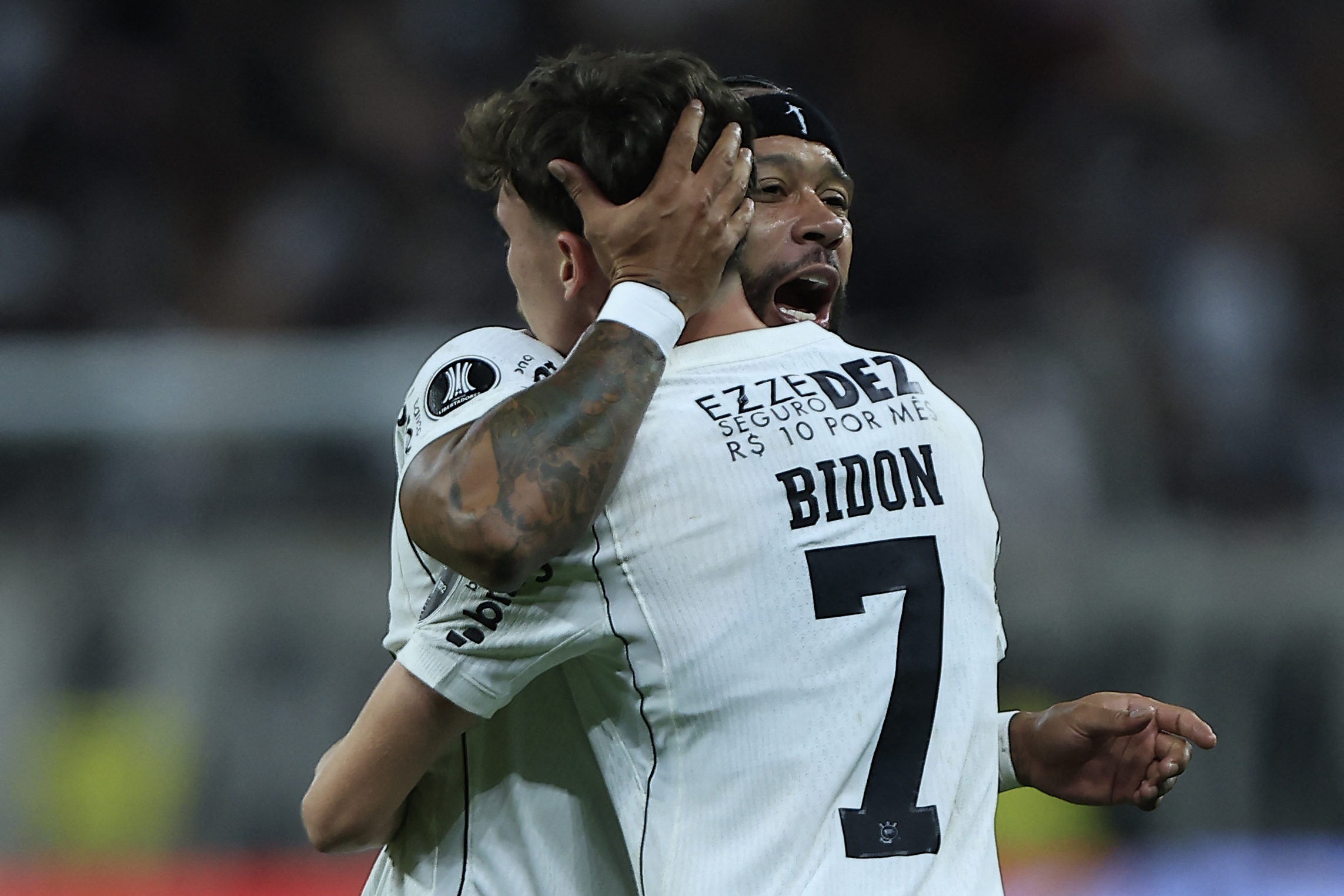 atuacoes-do-corinthians:-raniele-e-expulso,-mas-memphis-e-bidon-brilham