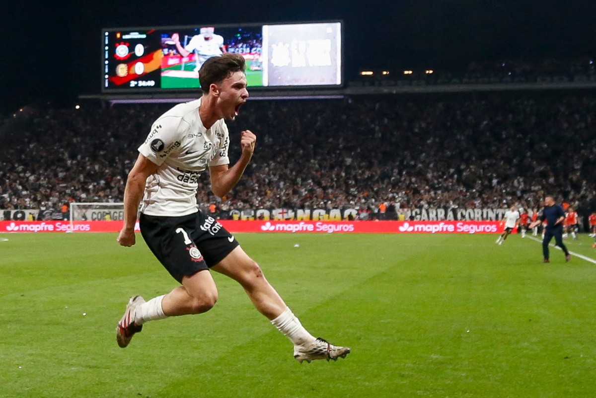 breno-bidon-marca-o-gol-da-classificacao-do-corinthians-com-assistencia-de-memphis-depay;-veja