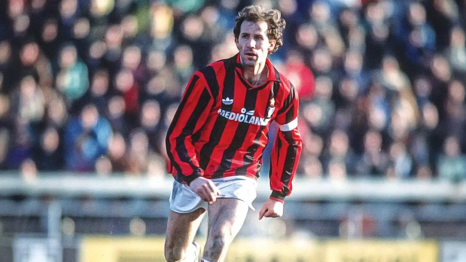 camisa-do-milan-tera-patch-em-homenagem-a-baresi-durante-toda-a-temporada