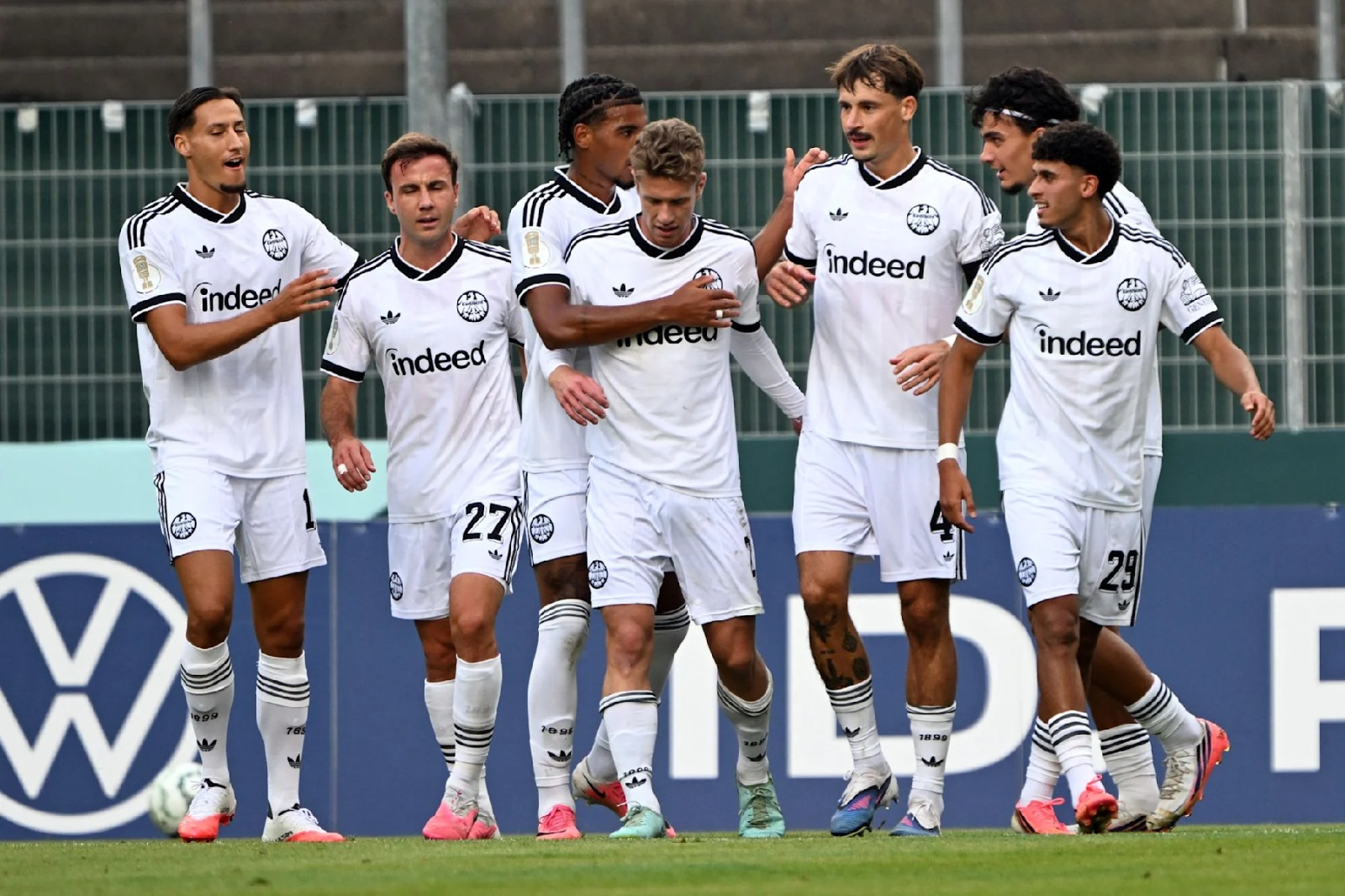 eintracht-frankfurt-faz-11-no-st.-tonis-e-quebra-recorde-na-copa-da-alemanha