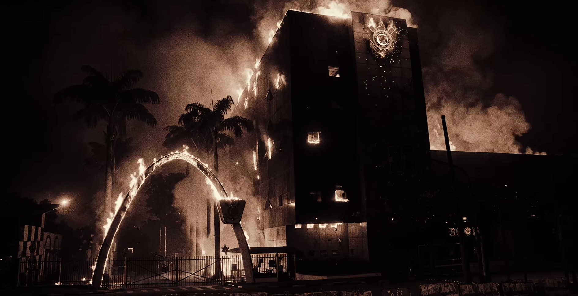 novo-clipe-de-memphis-tem-sede-do-corinthians-em-chamas-e-indireta-a-vice