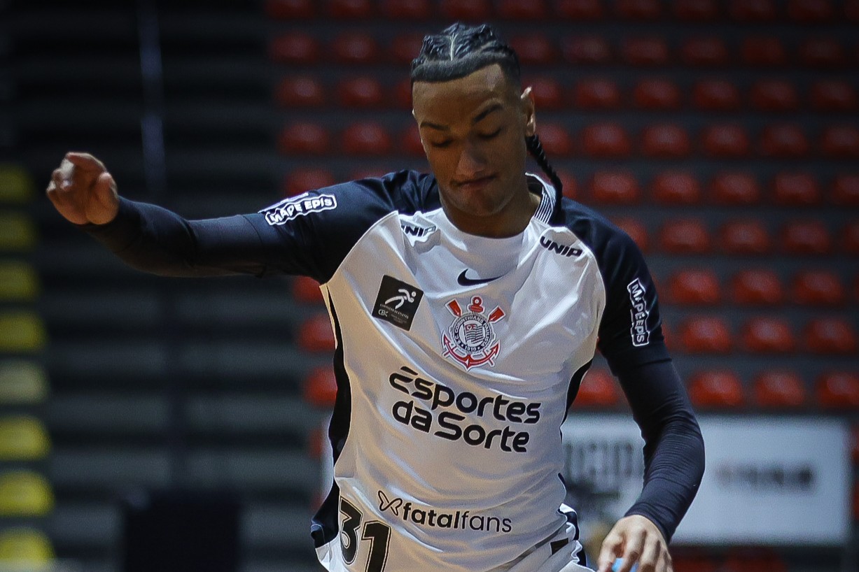 conheca-joia-do-futsal-do-corinthians-testada-no-campo-a-pedido-de-diniz