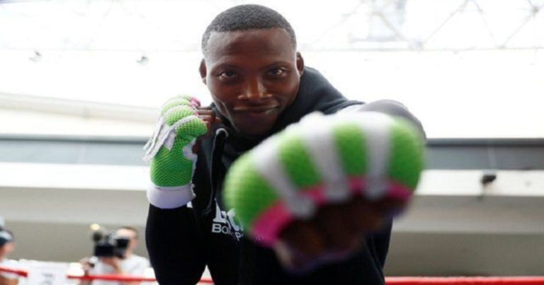 ex-campeao-mundial-de-boxe,-zolani-tete-e-morto-a-tiros-no-portao-de-casa-aos-38-anos
