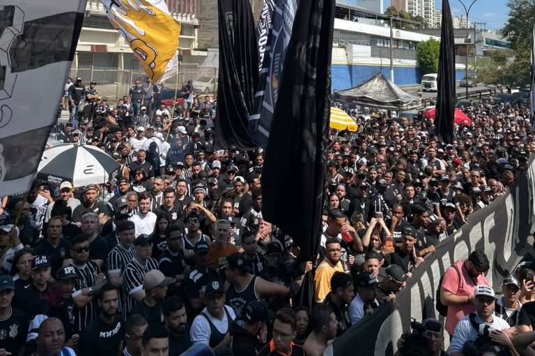 torcida-do-corinthians-protesta-no-parque-sao-jorge:-“intervencao-ja”