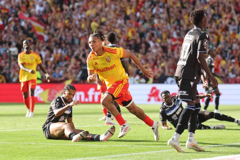 atual-vice-campeao,-lens-goleia-auxerre-em-estreia-no-campeonato-frances