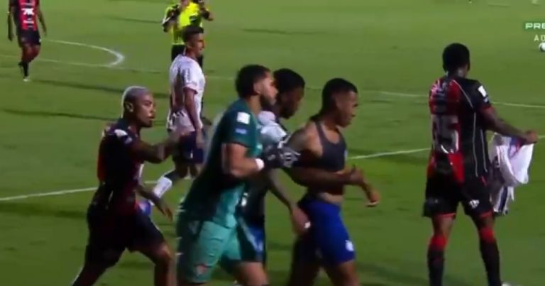 video:-caca-rasga-camisa-de-jean-lucas-apos-comemoracao-do-volante-em-segundo-gol-no-ba-vi