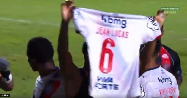 jean-lucas-marca,-tira-a-camisa-e-provoca-torcida-do-vitoria