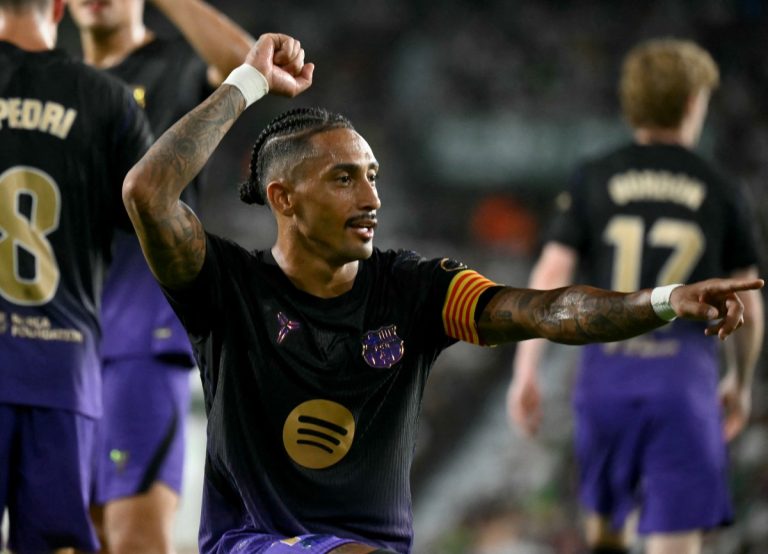 com-dois-de-raphinha,-barcelona-goleia-elche-em-estreia-pelo-espanhol