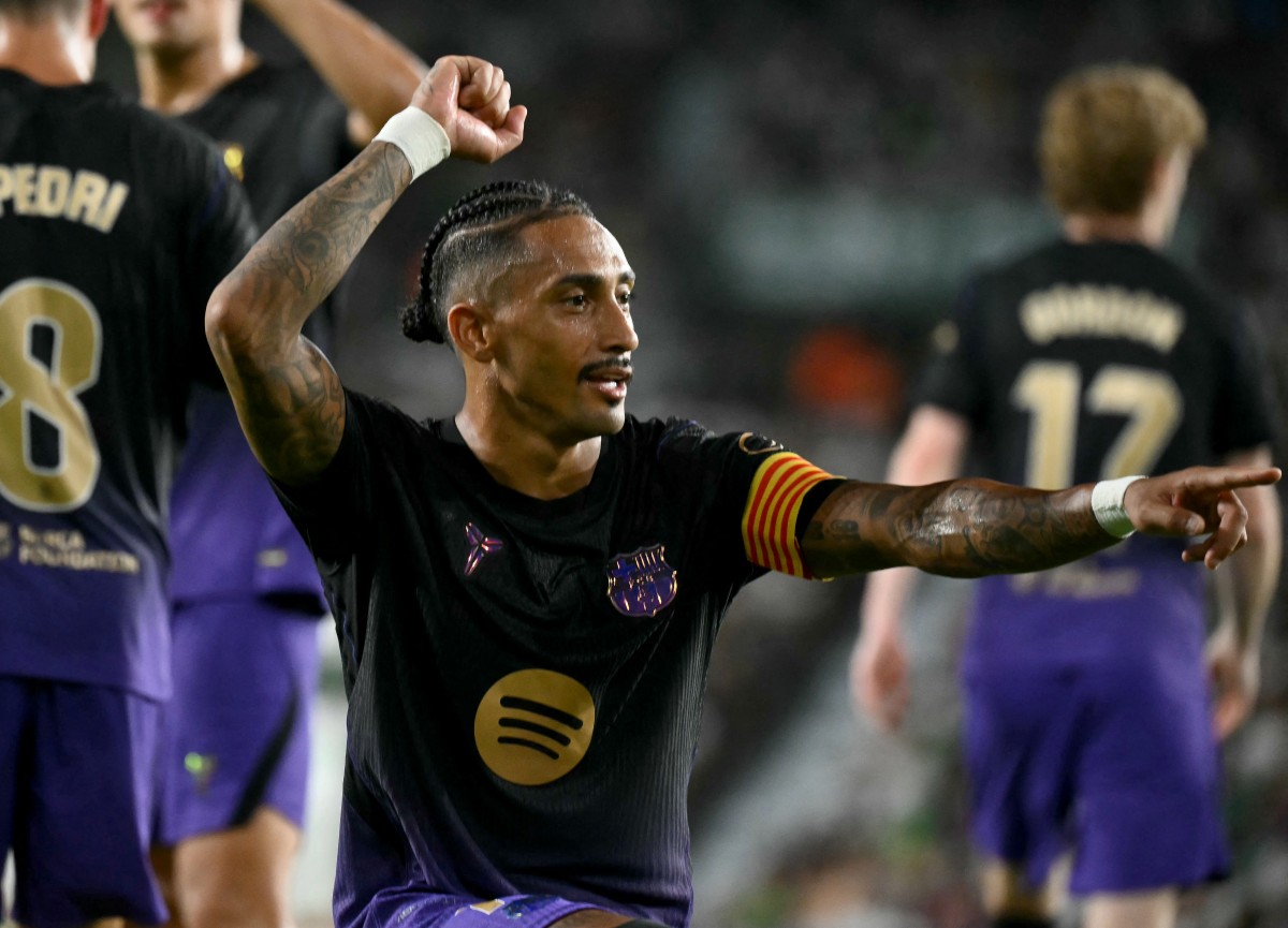 com-dois-de-raphinha,-barcelona-goleia-elche-em-estreia-pelo-espanhol