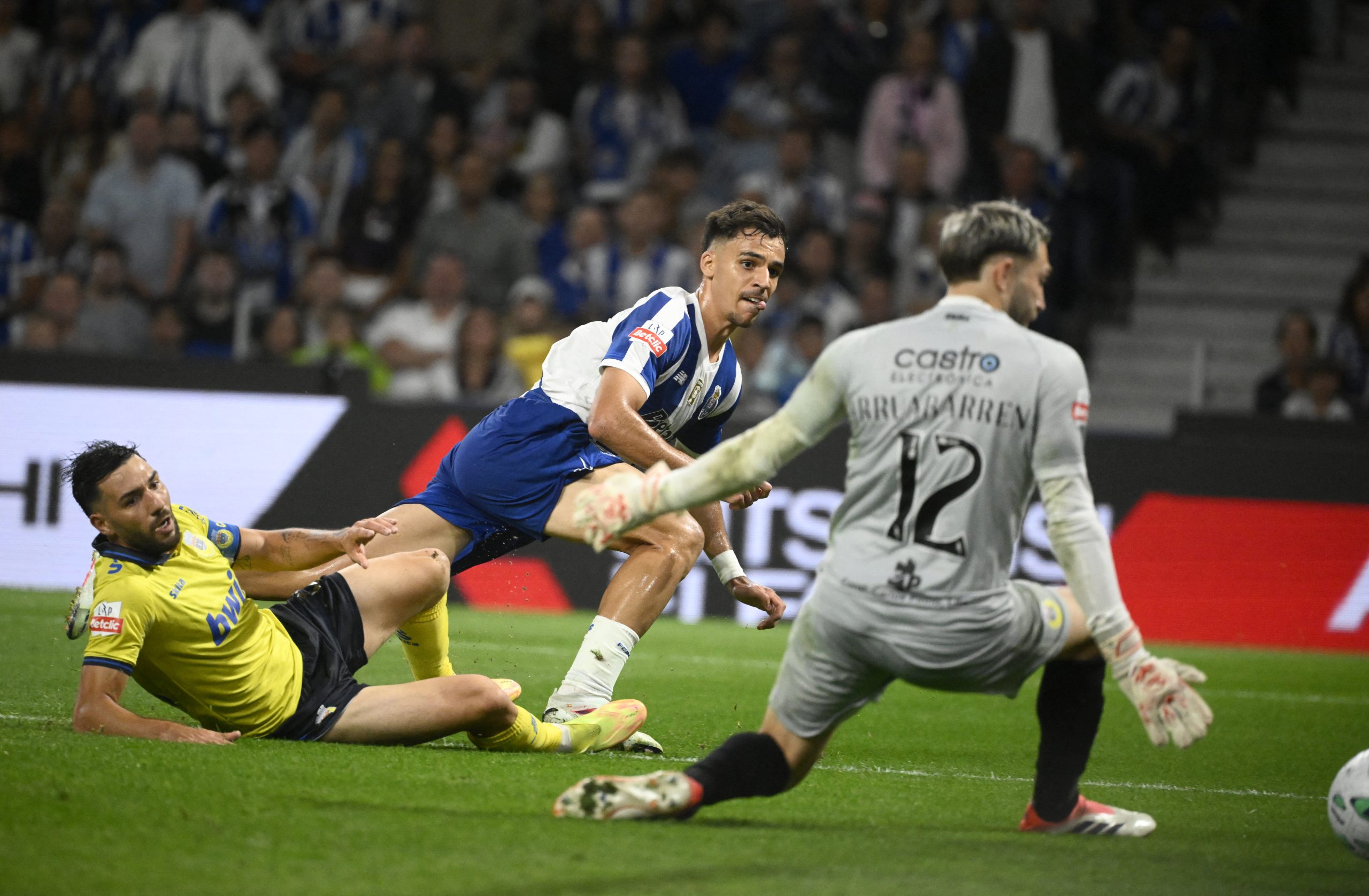 porto-vence-o-arouca-e-assume-a-lideranca-do-portugues