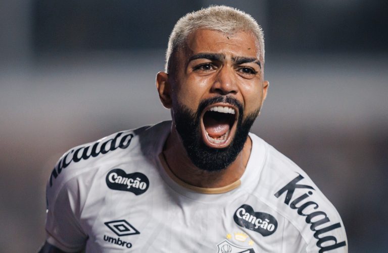 gabigol-recebe-homenagem-do-santos-apos-superar-marca-de-100-gols-pelo-clube