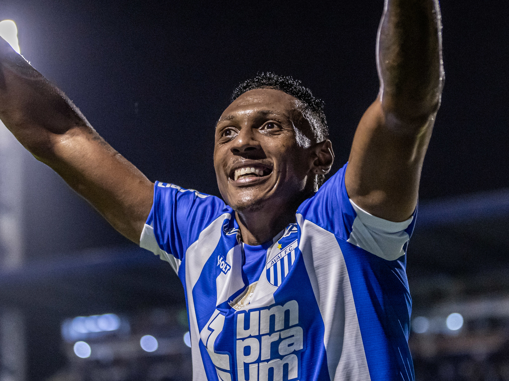 fora-de-casa,-avai-vence-a-ponte-preta-e-deixa-o-z4-da-serie-b
