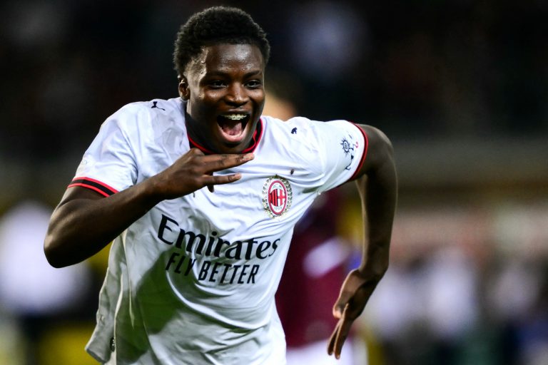 com-gols-no-segundo-tempo,-milan-bate-torino-e-estreia-com-vitoria-no-italiano