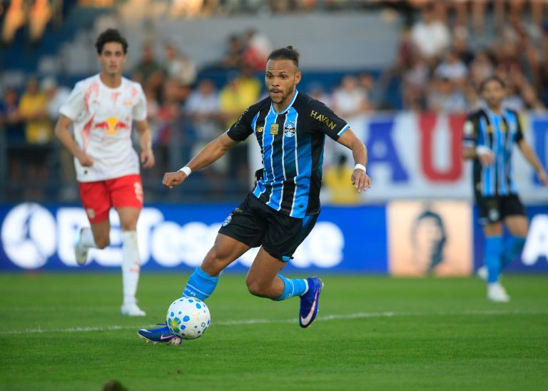 gremio-protesta-contra-arbitragem-em-derrota-diante-do-rb-bragantino-e-promete-ir-a-cbf