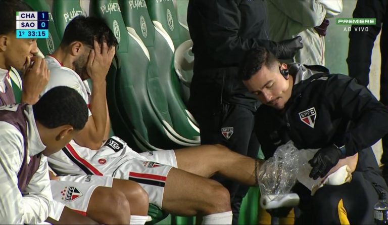 calleri-sente-tornozelo-em-dividida-e-deixa-jogo-do-sao-paulo
