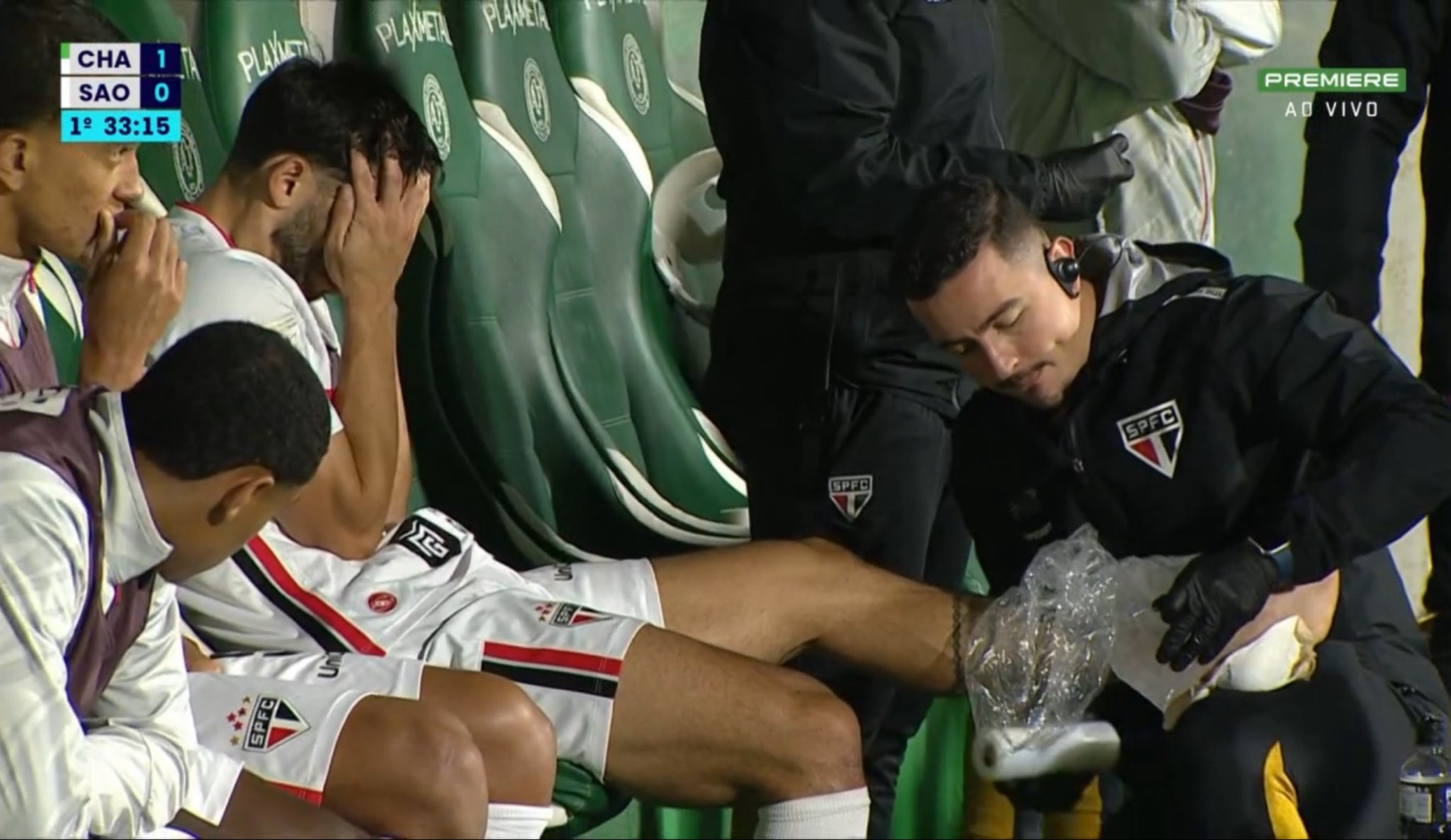 calleri-sente-tornozelo-em-dividida-e-deixa-jogo-do-sao-paulo