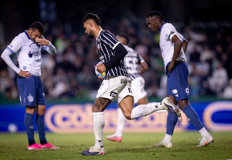 analise:-corinthians-sofre-com-desfalques-e-cria-pouco-na-derrota-para-o-coritiba