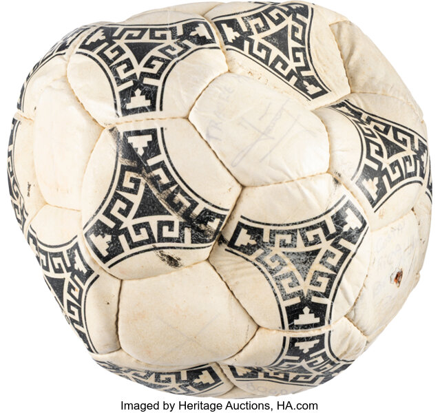 veja-fotos-da-bola-de-‘la-mano-de-dios’,-usada-na-copa-do-mundo-de-1986