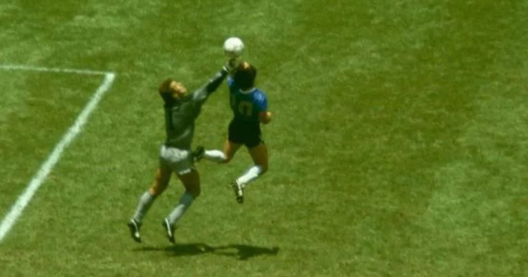 bola-da-“mao-de-deus”-de-maradona-e-leiloada-por-r$-17-milhoes