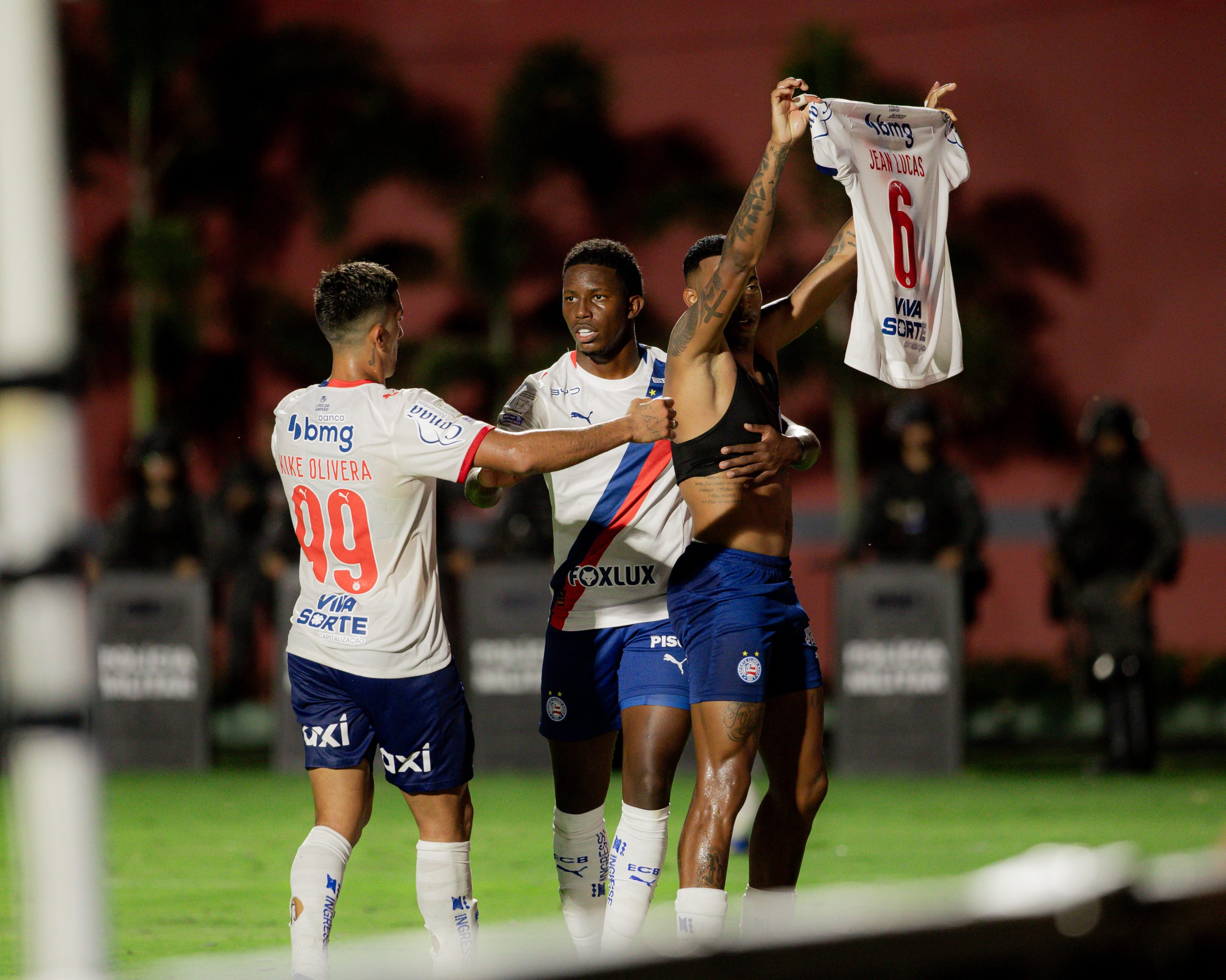 bahia-provoca-marinho-apos-confusao-com-camisa-no-ba-vi:-“tentaram,-mas-nao-rasgou”