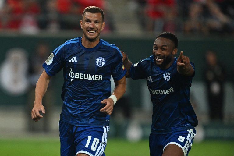 com-dzeko-decisivo,-schalke-vence-time-da-quarta-divisao-e-avanca-na-copa-da-alemanha