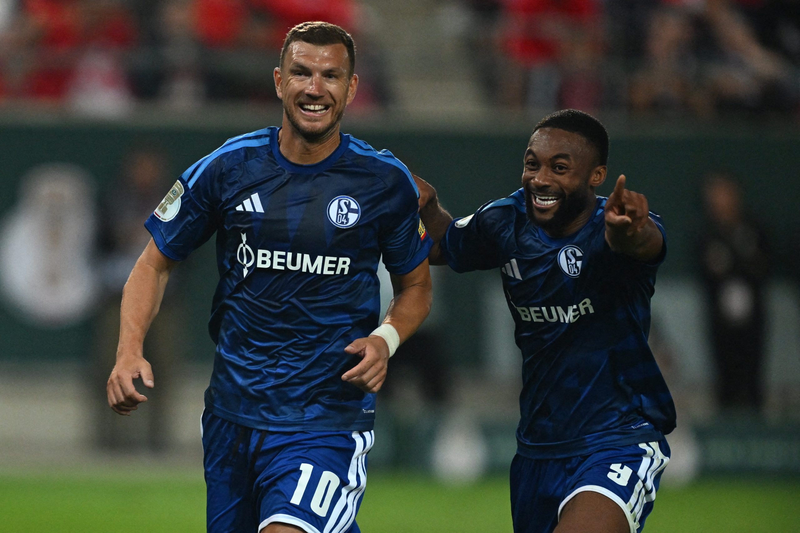 com-dzeko-decisivo,-schalke-vence-time-da-quarta-divisao-e-avanca-na-copa-da-alemanha