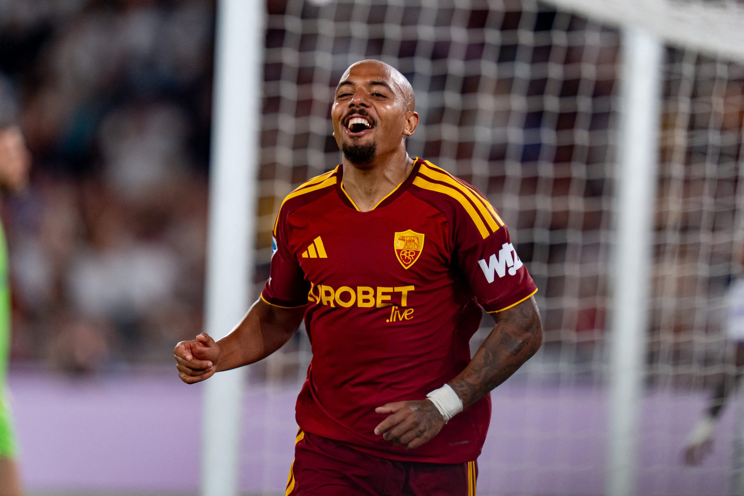 atacante-holandes-faz-tres,-e-roma-goleia-a-fiorentina-na-estreia-pelo-italiano