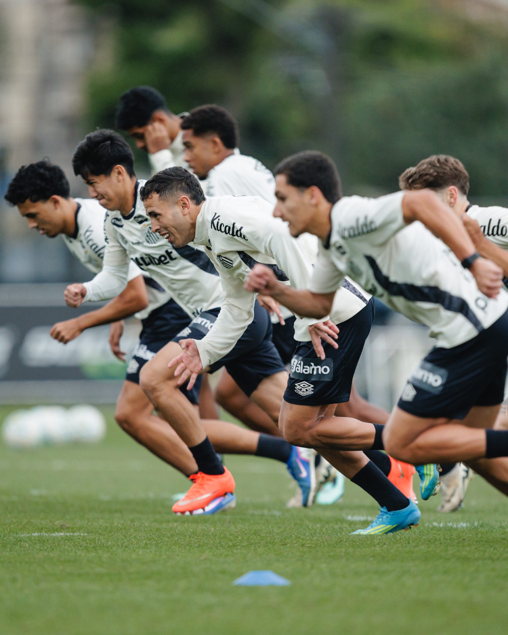 treino-do-santos:-veja-fotos-da-reapresentacao-do-elenco-para-enfrentar-o-palmeiras