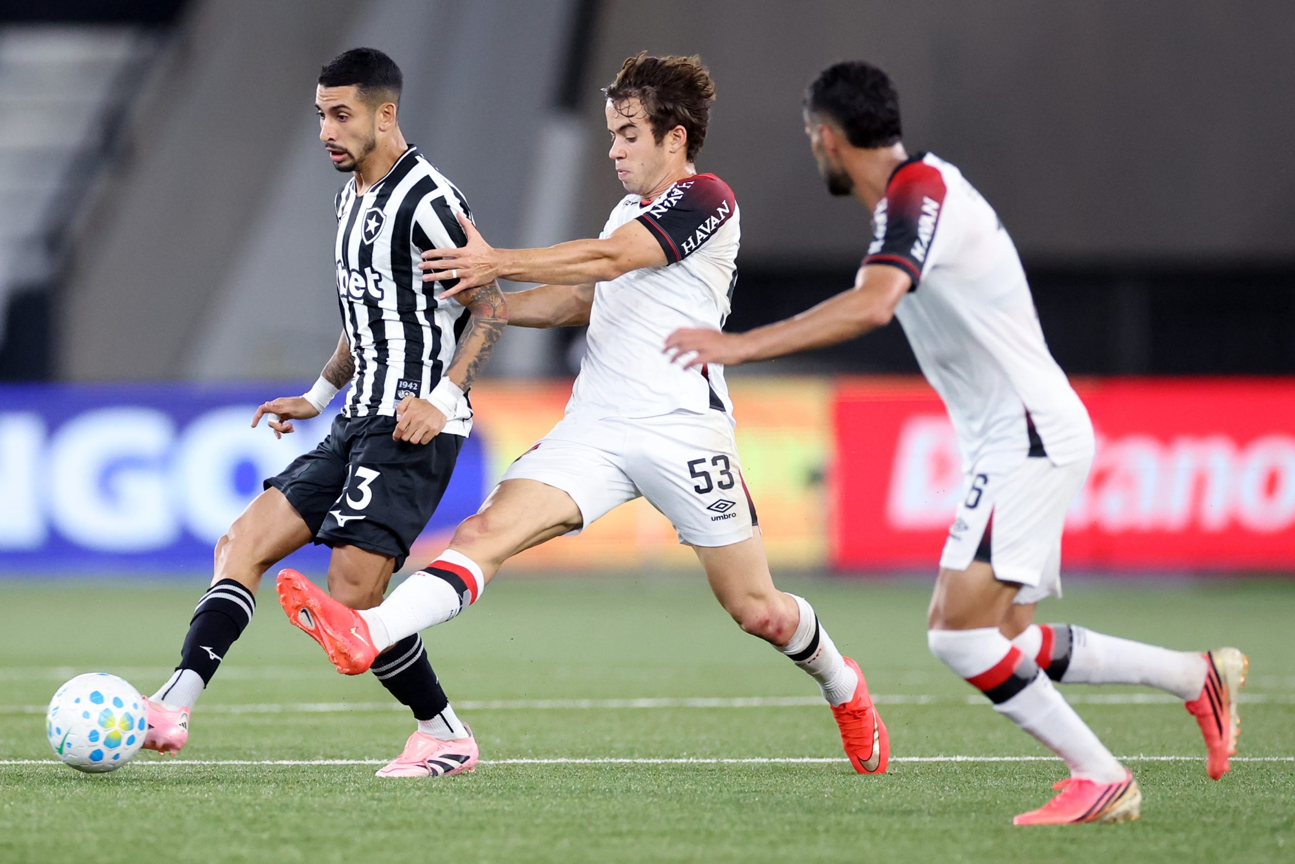 botafogo-2-x-3-athletico-pr:-veja-os-melhores-momentos-pelo-brasileirao