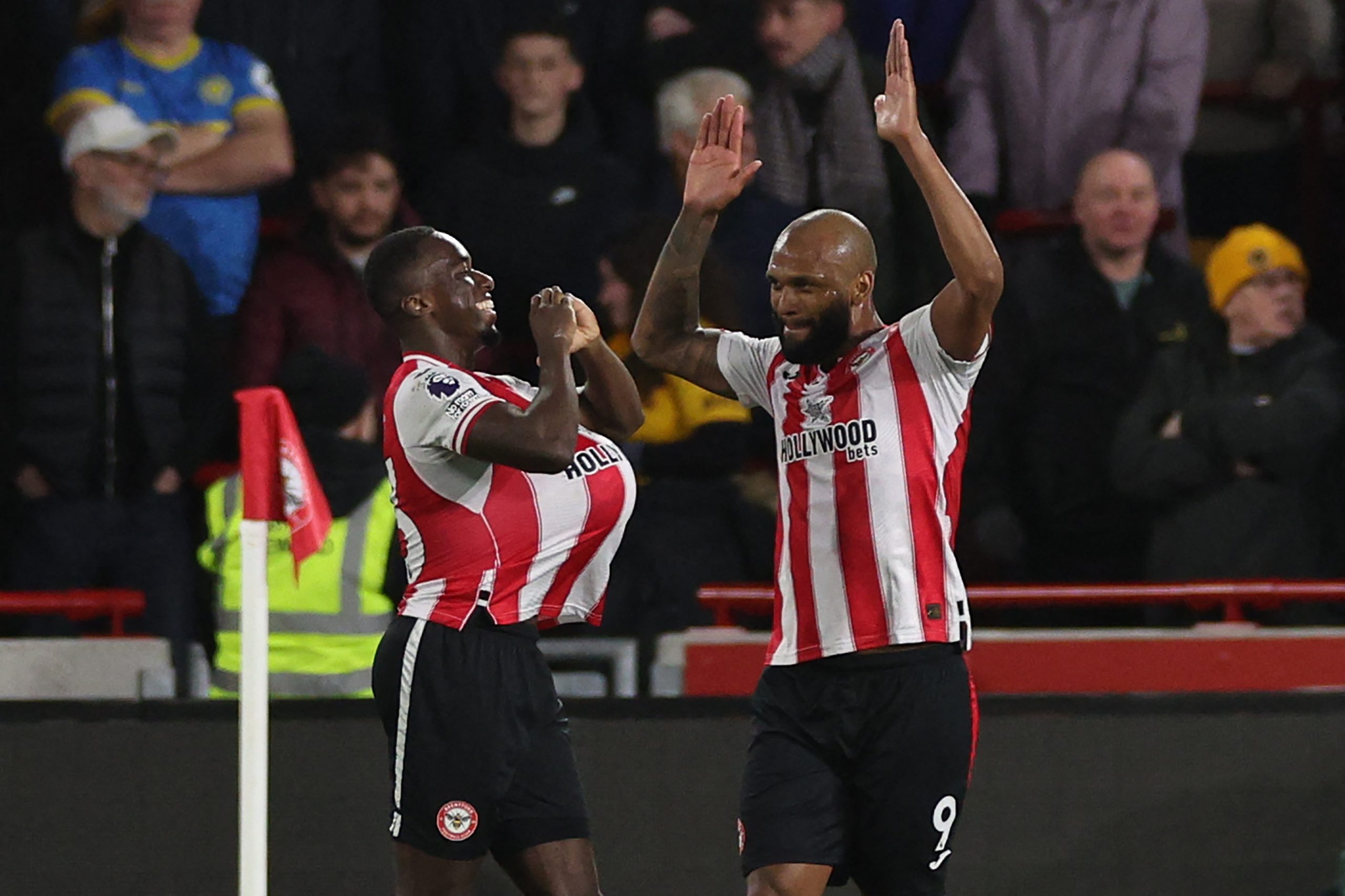 igor-thiago-marca,-e-brentford-goleia-birmingham-pela-copa-da-liga