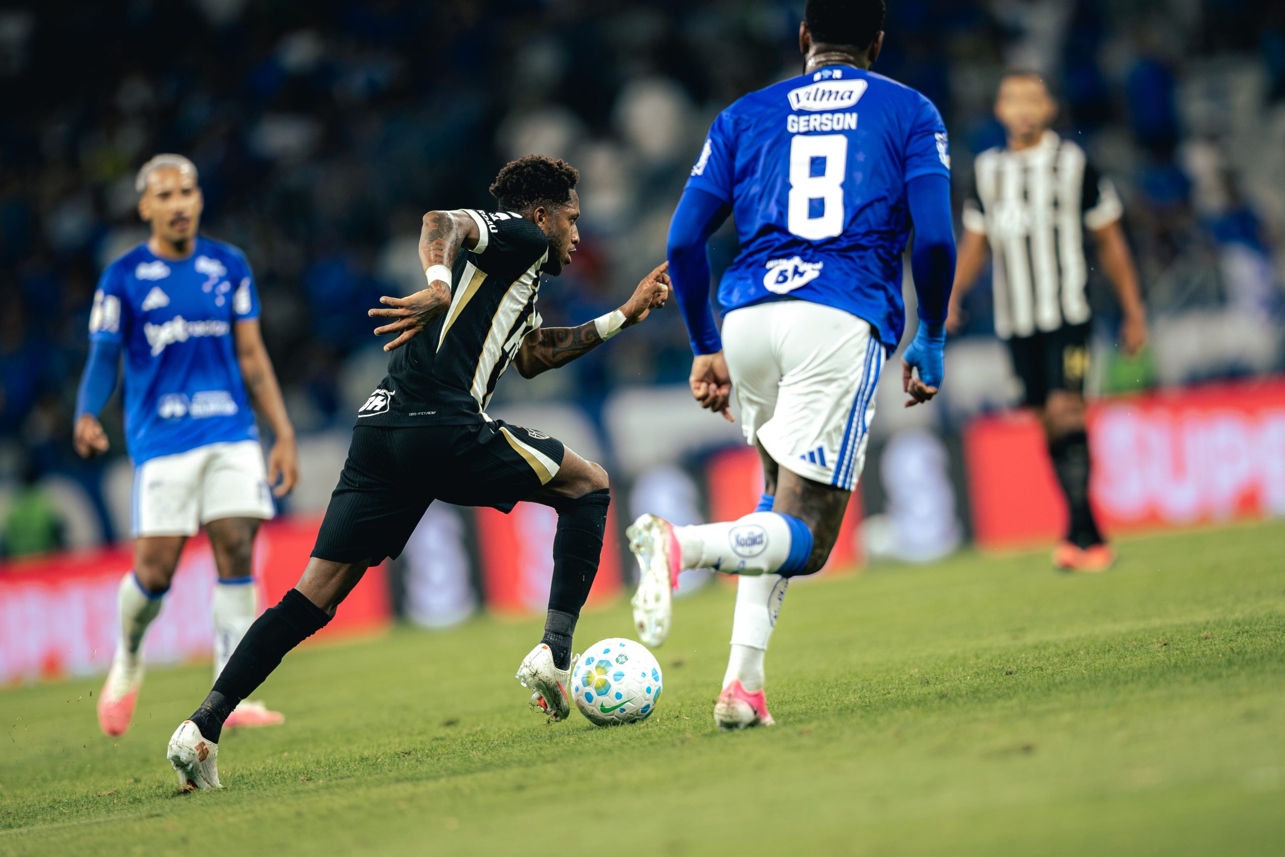 com-gols-no-segundo-tempo,-cruzeiro-e-atletico-mg-empatam-ida-pelas-quartas