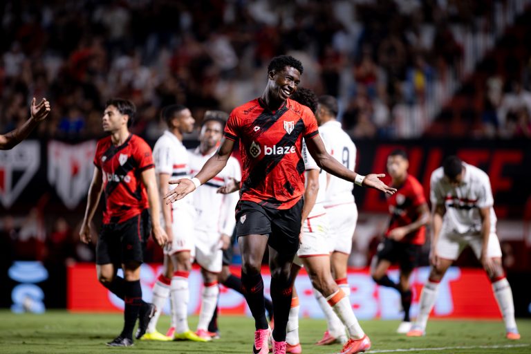 atletico-go-faz-tres-no-botafogo-sp-e-encosta-no-g6-da-serie-b