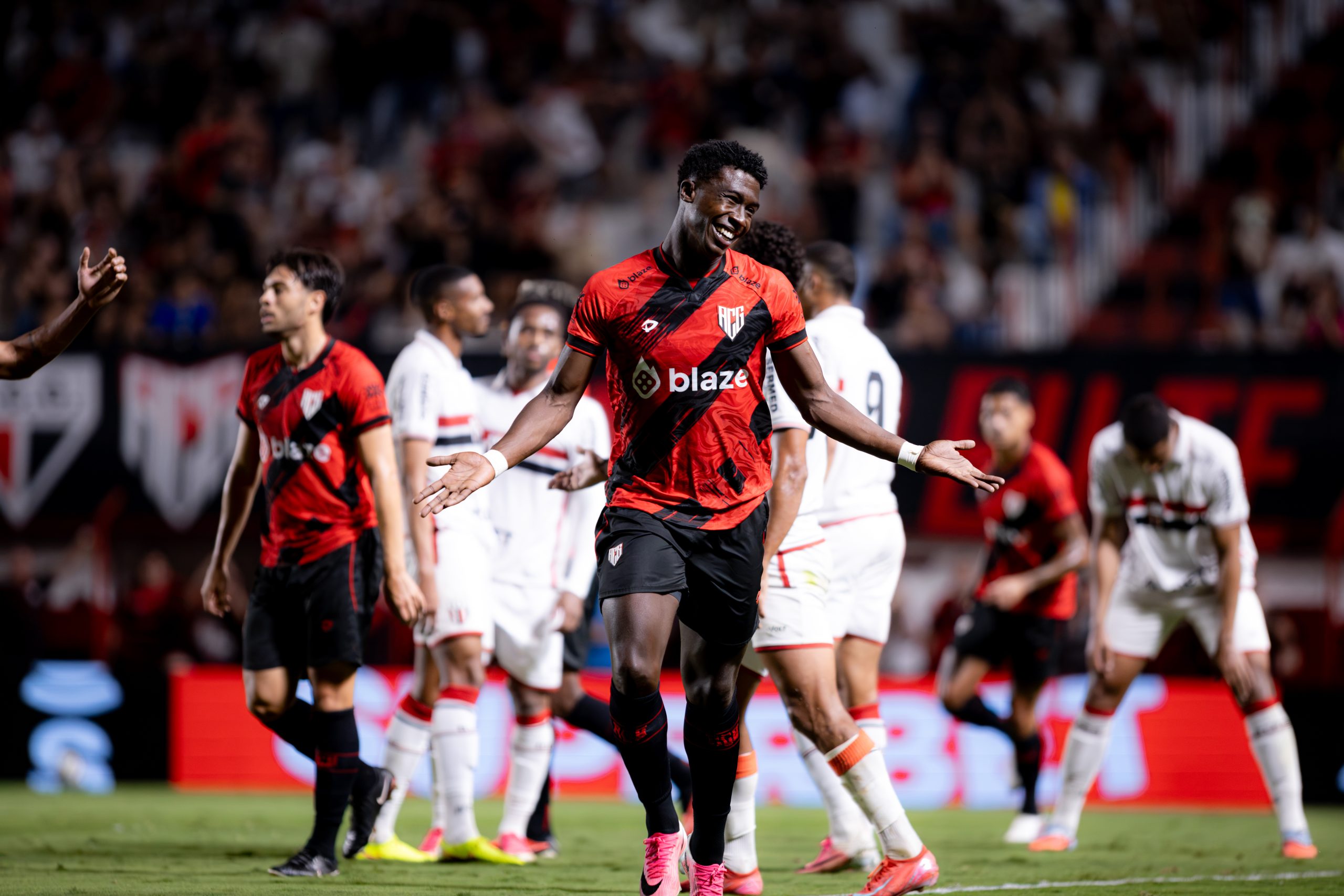 atletico-go-faz-tres-no-botafogo-sp-e-encosta-no-g6-da-serie-b