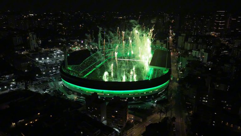 green-hell-da-torcida-do-coxa-na-vitoria-sobre-o-corinthians;-veja-imagens-de-drone