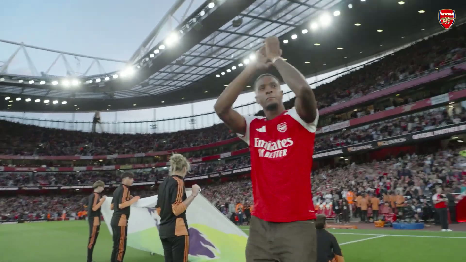 ezri-konsa-e-apresentado-no-emirates-stadium