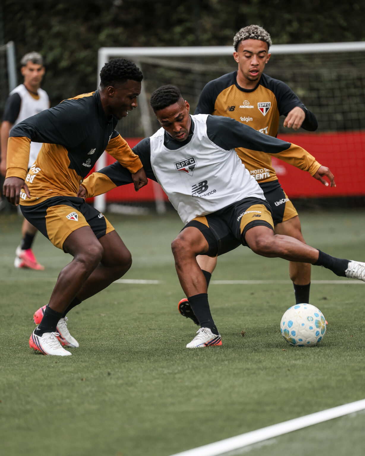 sao-paulo-treina-para-jogo-com-o-bragantino;-bobadilla-e-lucas-correm-em-campo