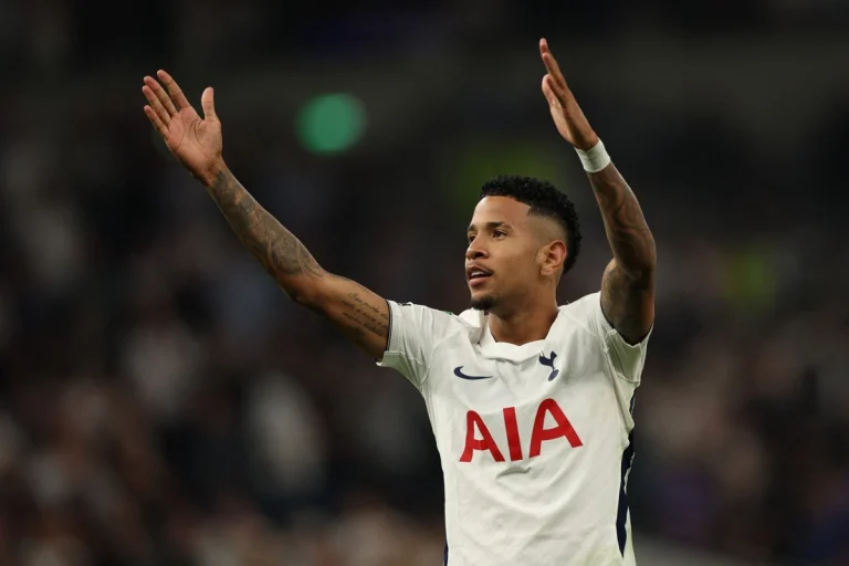 savinho-marca-na-estreia,-e-tottenham-goleia-charlton-pela-copa-da-liga-inglesa