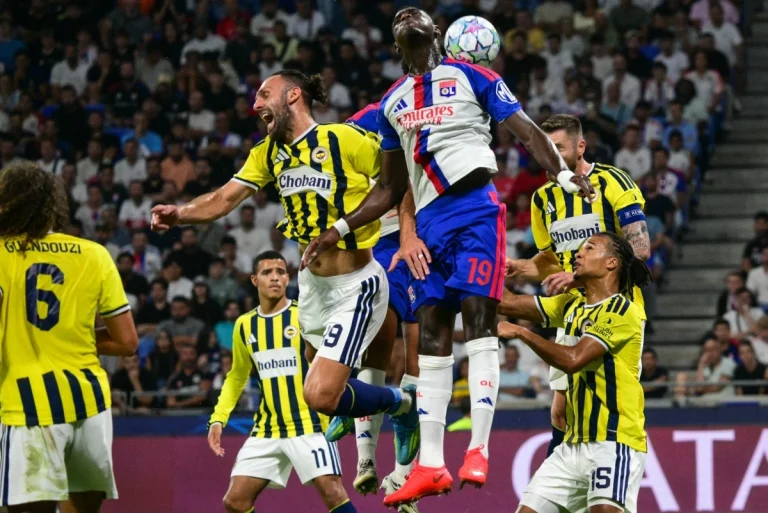 veja-fotos-do-duelo-entre-lyon-e-fenerbahce-pelas-qualificatorias-da-liga-dos-campeoes