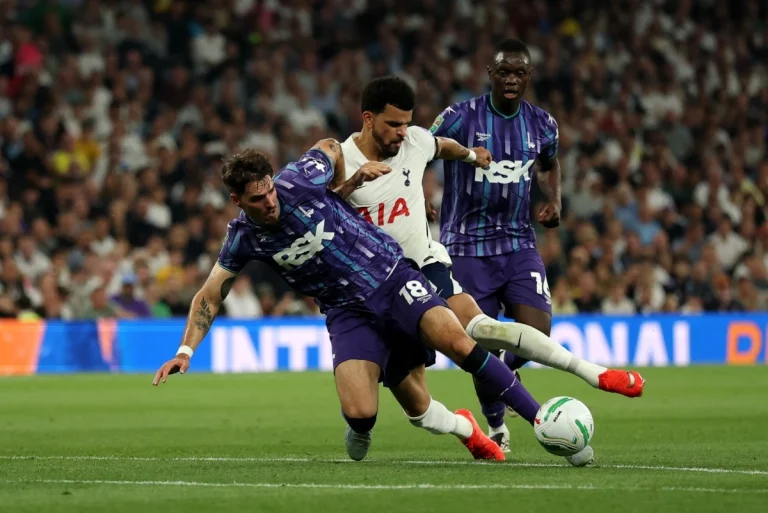 veja-fotos-do-duelo-entre-tottenham-e-charlton-pela-copa-da-liga-inglesa