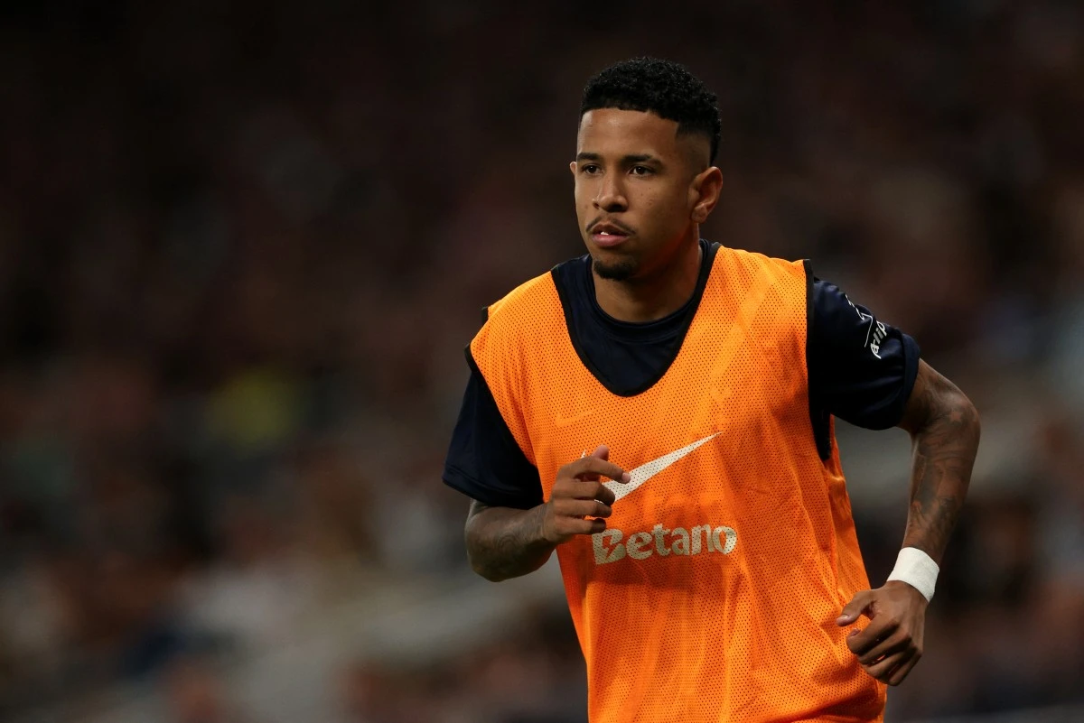 savinho-marca-na-estreia-em-grande-vitoria-do-spurs-na-carabao-cup