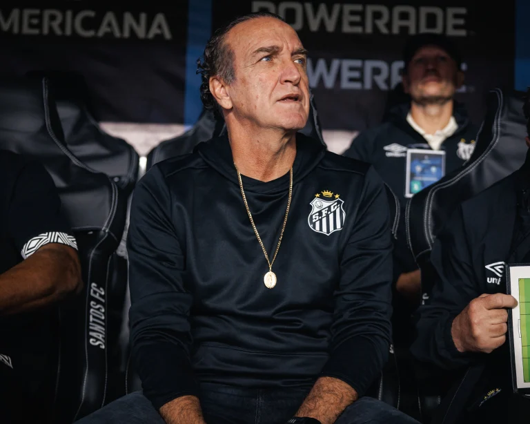 cuca-assume-responsabilidade-por-derrota-do-santos-e-cobra-reacao:-“inadmissivel”