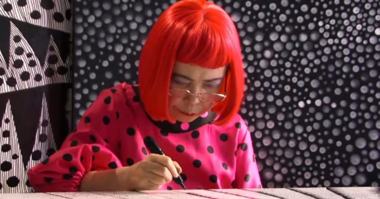 yayoi-kusama,-artista-japonesa-famosa-por-bolinhas,-morre-aos-97-anos