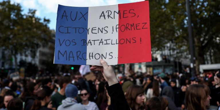 paris-decreta-toque-de-recolher-apos-protestos-violentos