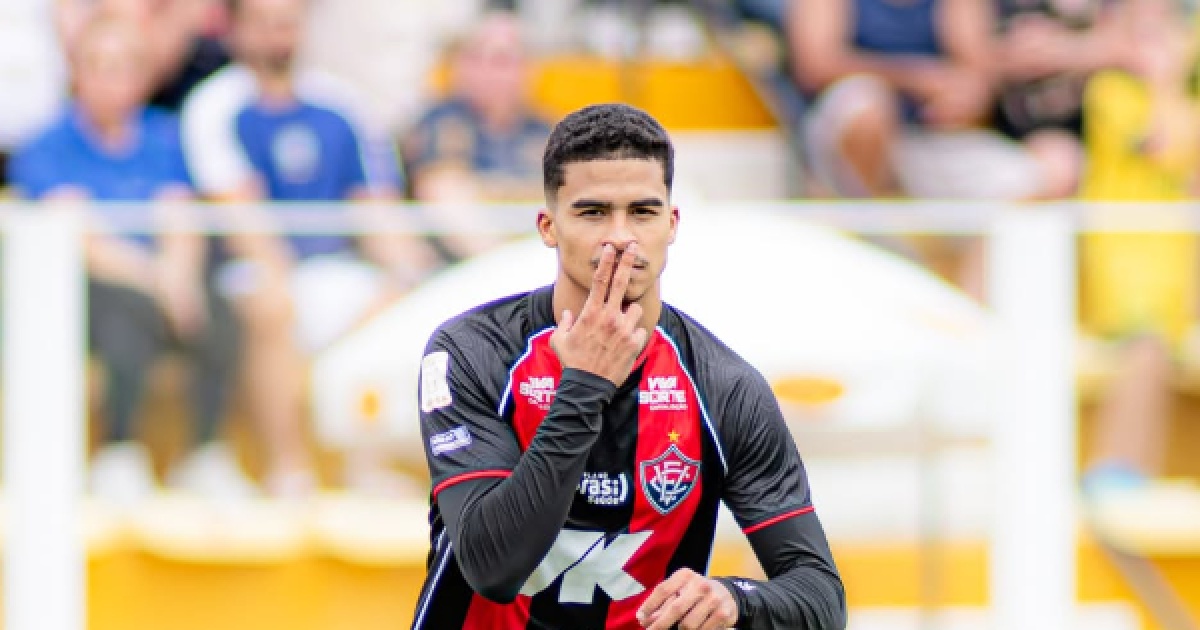 rene-recebe-terceiro-amarelo-e-desfalca-vitoria-contra-o-athletico-pr